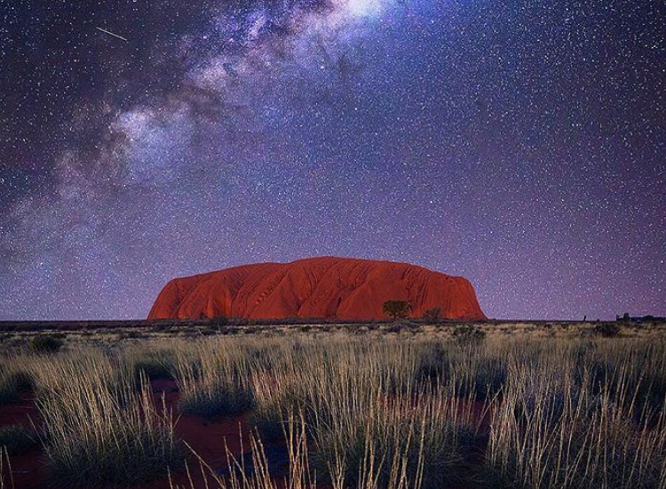 Tảng đá Uluru tại Outback Úc rực rỡ dưới bầu trời sao ban đêm